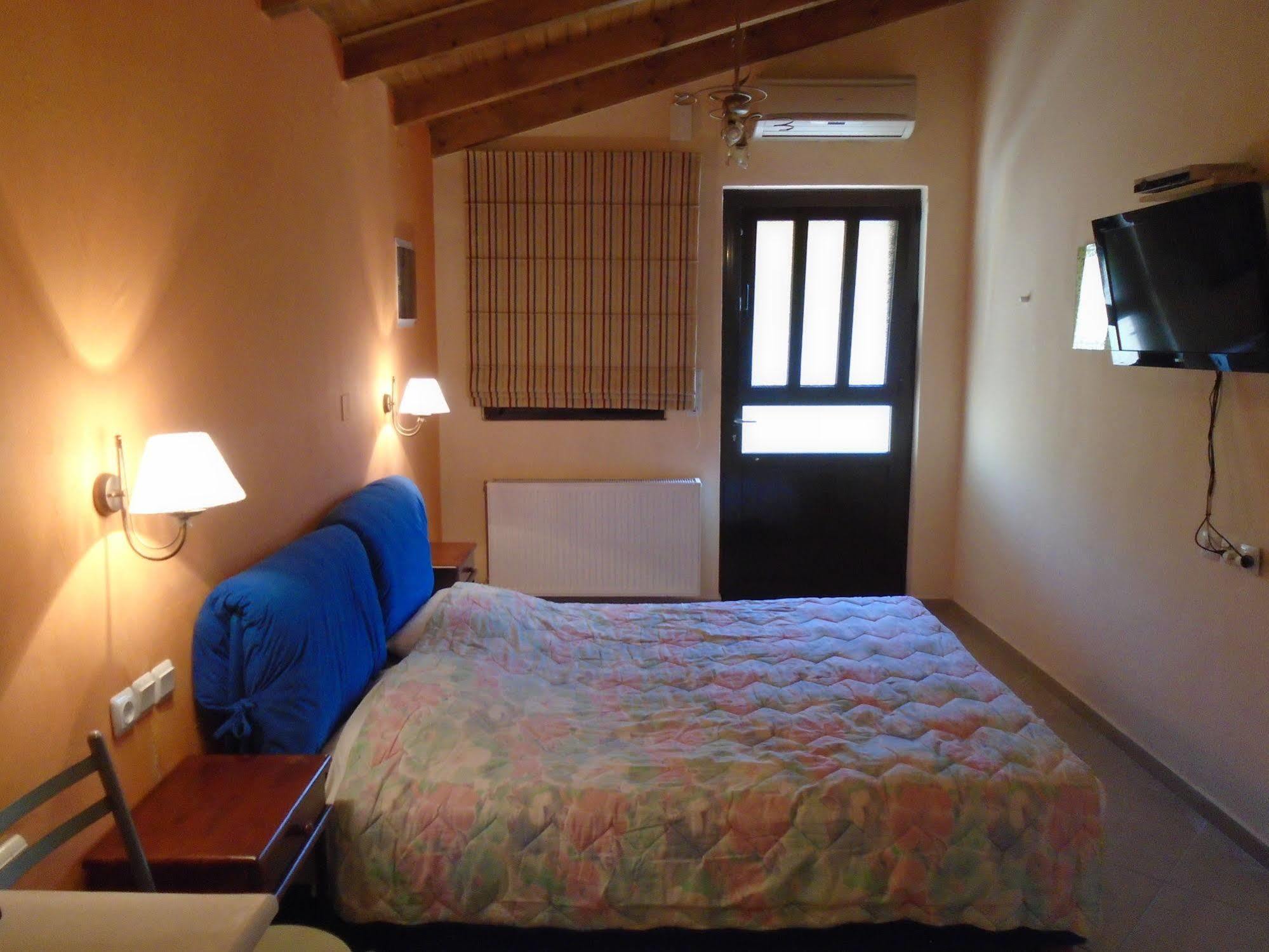 Adonis Aparthotel 2*