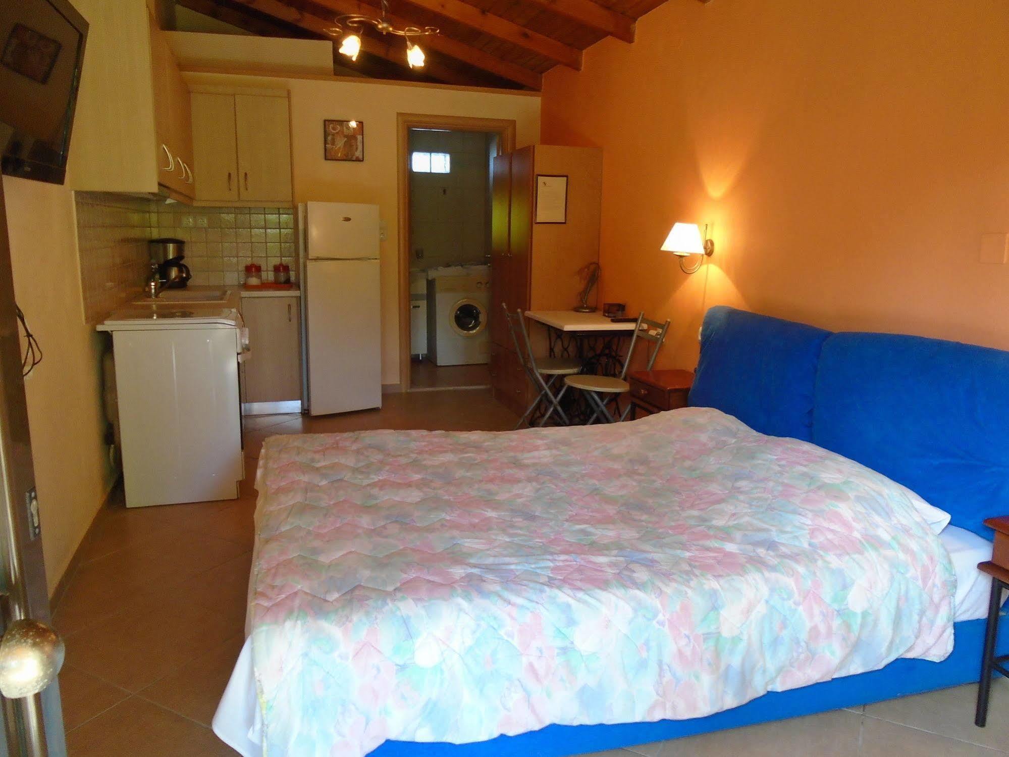 Adonis Aparthotel 2*