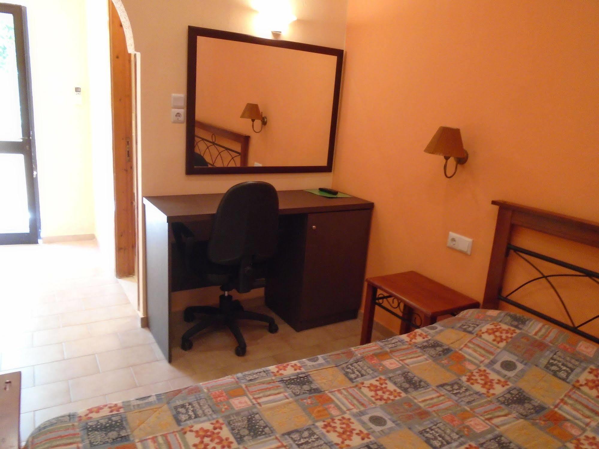 Adonis Aparthotel